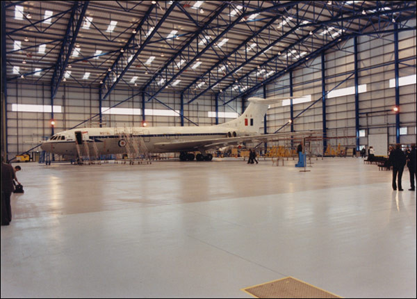 Quality I / H Beams Constructed Metal Aircraft Hangar Buildings Providing Grand Interior for sale