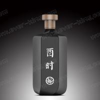 China Screw Cork Custom Glass Bottle Embossing For Vodka And Gin factory