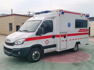 China 3300 Gross Vehicle Weight 4x4 Emergency Ambulance Car With Manual Transmission Type factory