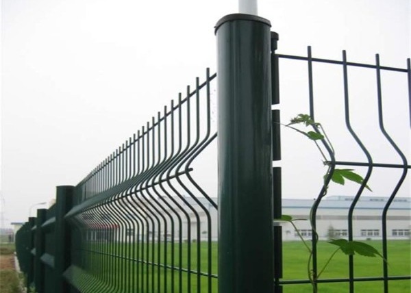 China Galvanized 100x300mm Curved V Mesh Security Fencing factory