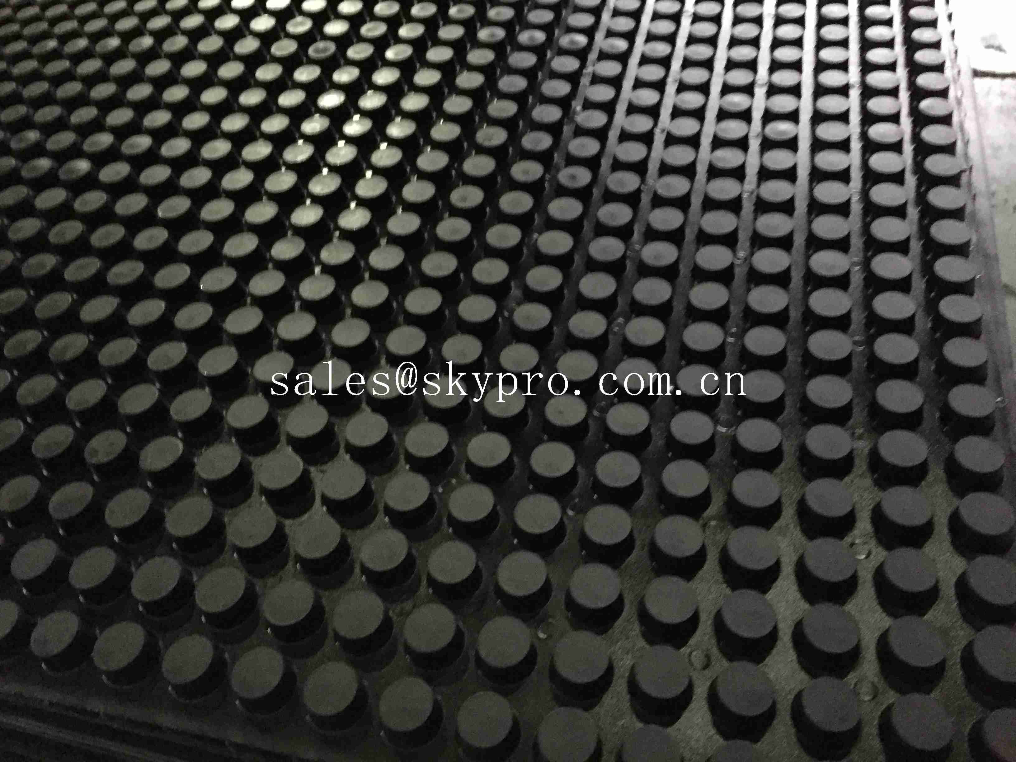 China Front And Grooved Back Cow Rubber Mats , Non Slip Rubber Matting With 3-5MPa factory