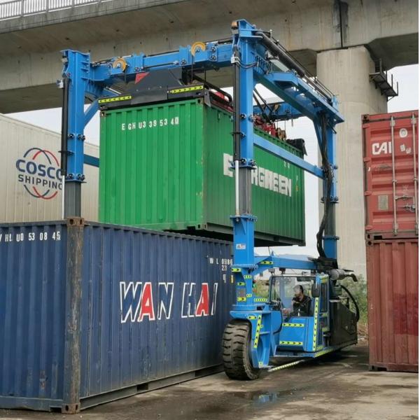 Quality SPEO 35T Container Straddle Carrier Truck With Automatic Spreader for sale