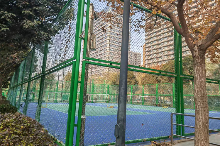 China Factory Direct High Security Galvanized Diamond Wire Mesh Chain Link Fence For Football Pitch factory