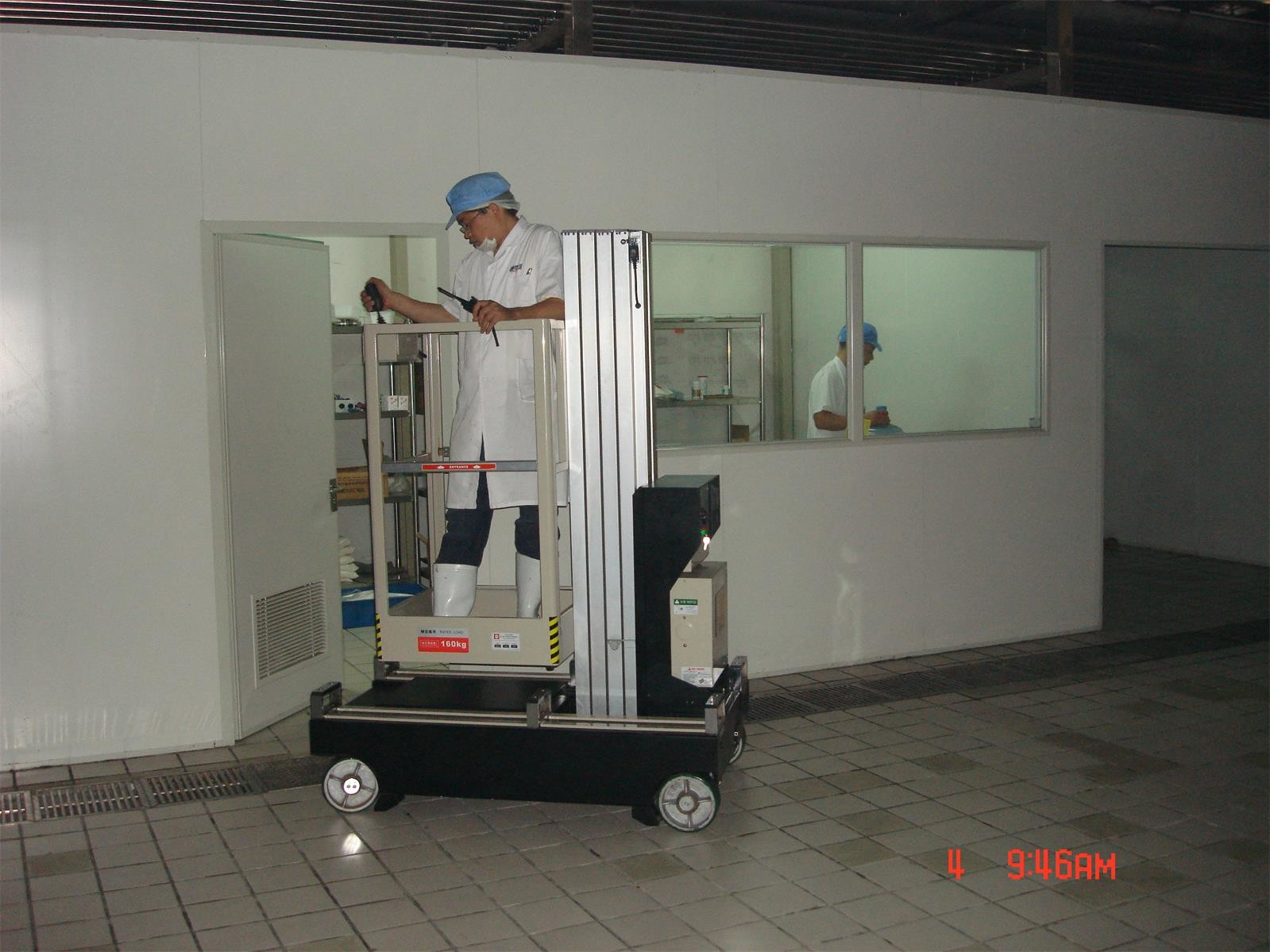 China Self Propelled Work Platform , Single Man Lift For Quick Maintenance factory