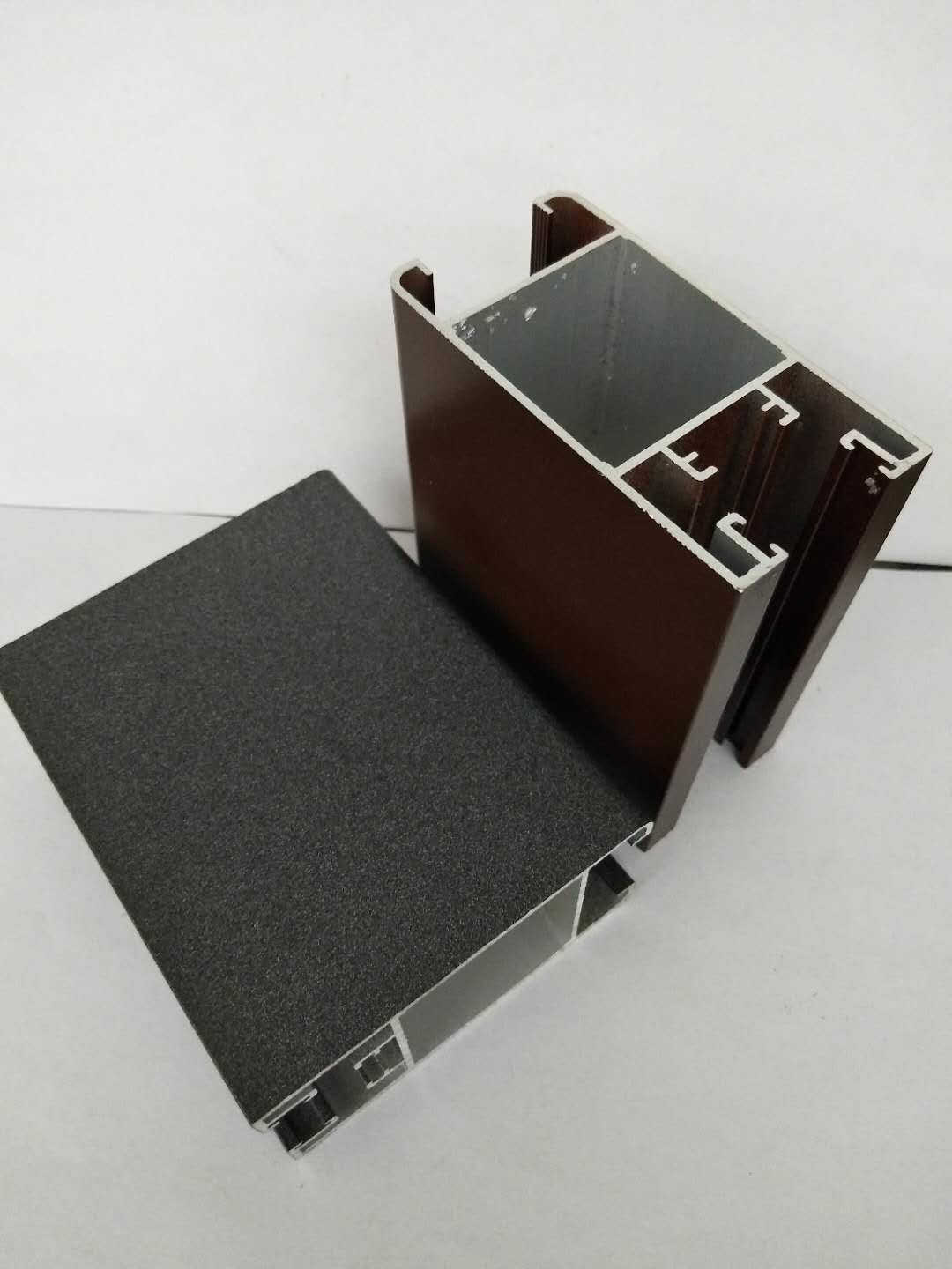 China Mirror Gloss Extruded Aluminum Electronics Enclosure With High Adhesive Force factory