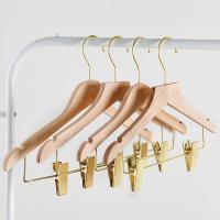 China Notched Suit Wooden Hangers Hotel Guest Room Supplies Non Slip factory