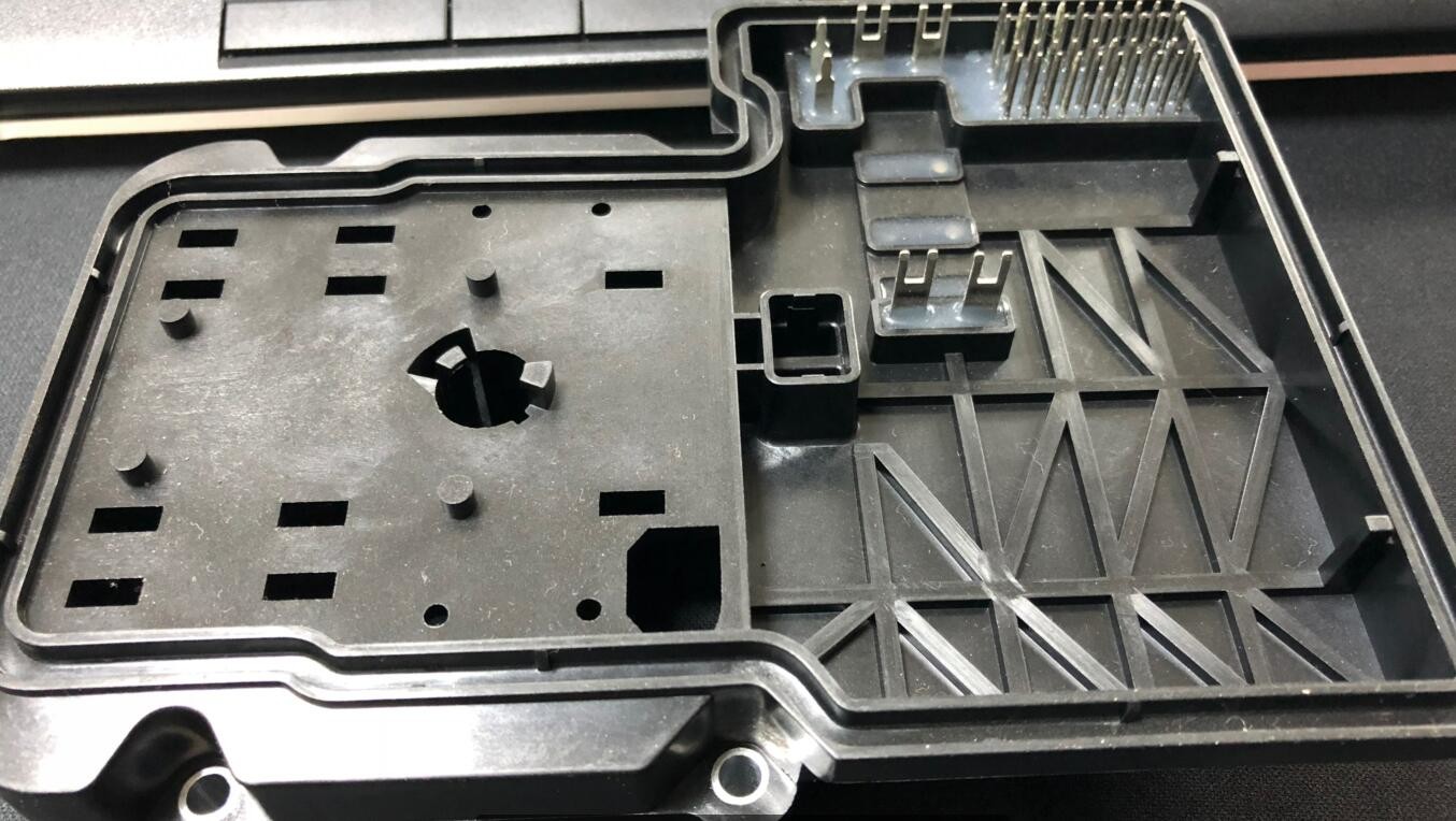 China Electronic Parts Automotive Injection Mold , Auto Injection Molding Connector Insert Molding factory