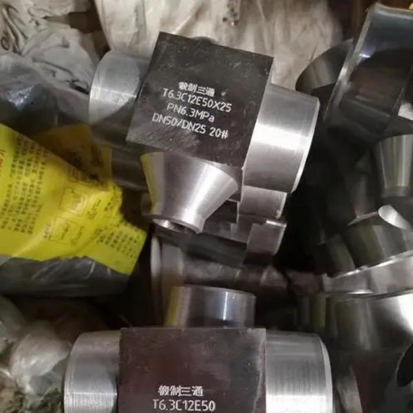Quality 6000psi 304 Stainless Steel Socket Weld Fittings Tee For Chemical Construction for sale