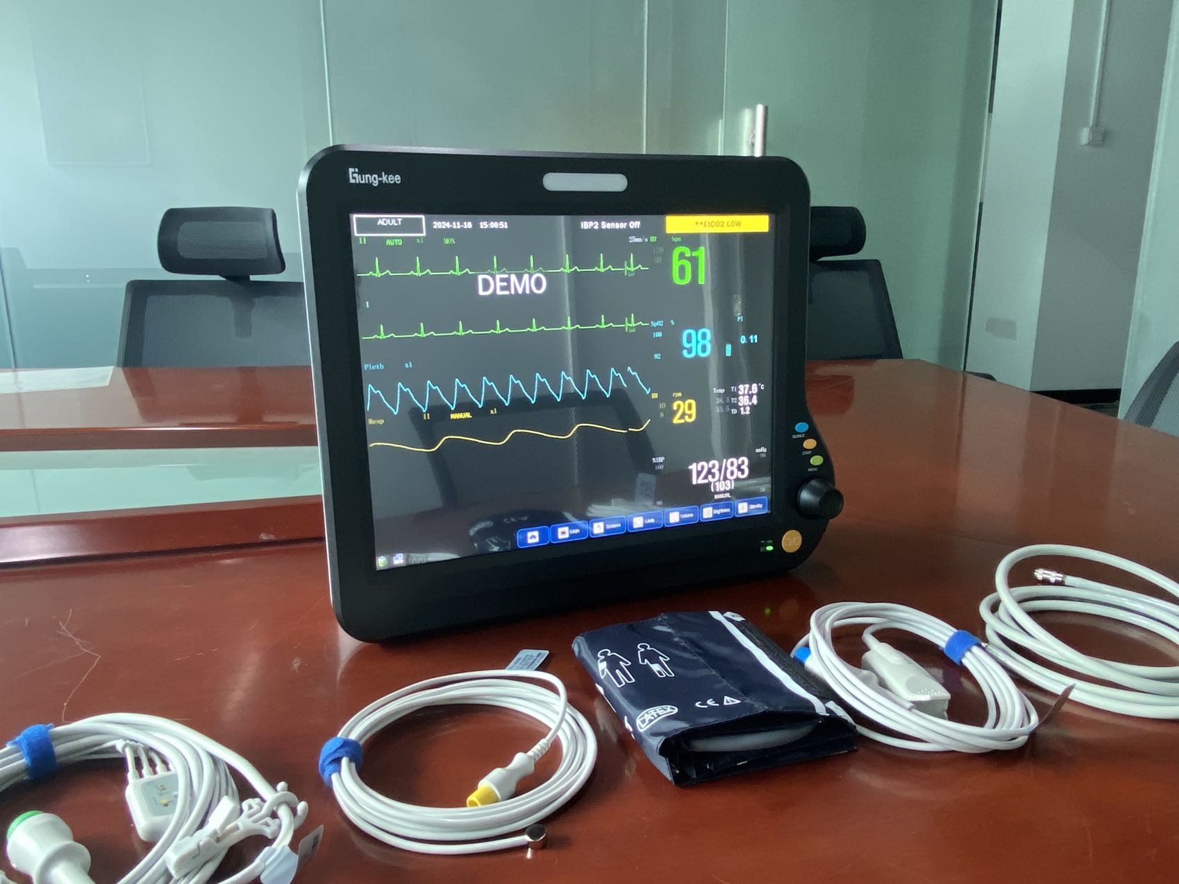 China 15 inch multi parameter cardiac patient monitors with HL7 compatible function, applied for OR/OT, ICU, CCU, general ward factory