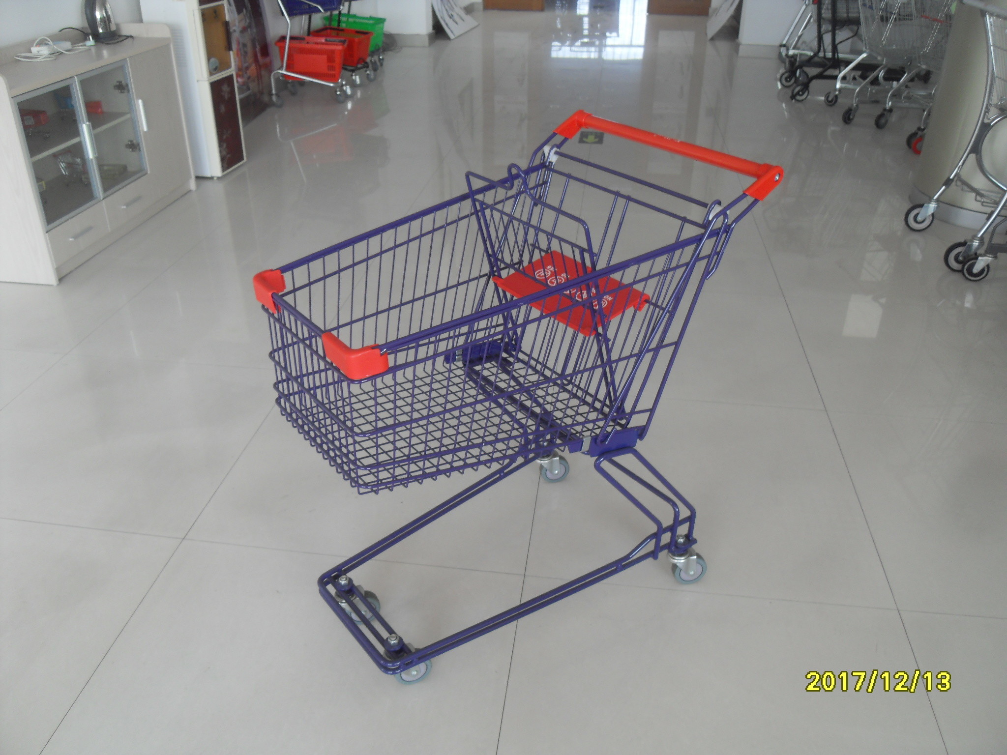 China Safety Plastic 75L Retail Wire Shopping Trolley With Easy Pushing Handle factory