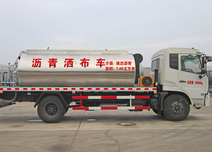 China Sinotruk Dongfeng 4X2 Asphalt Distributor Truck , 6.7 CBM Bitumen Tanker Truck factory
