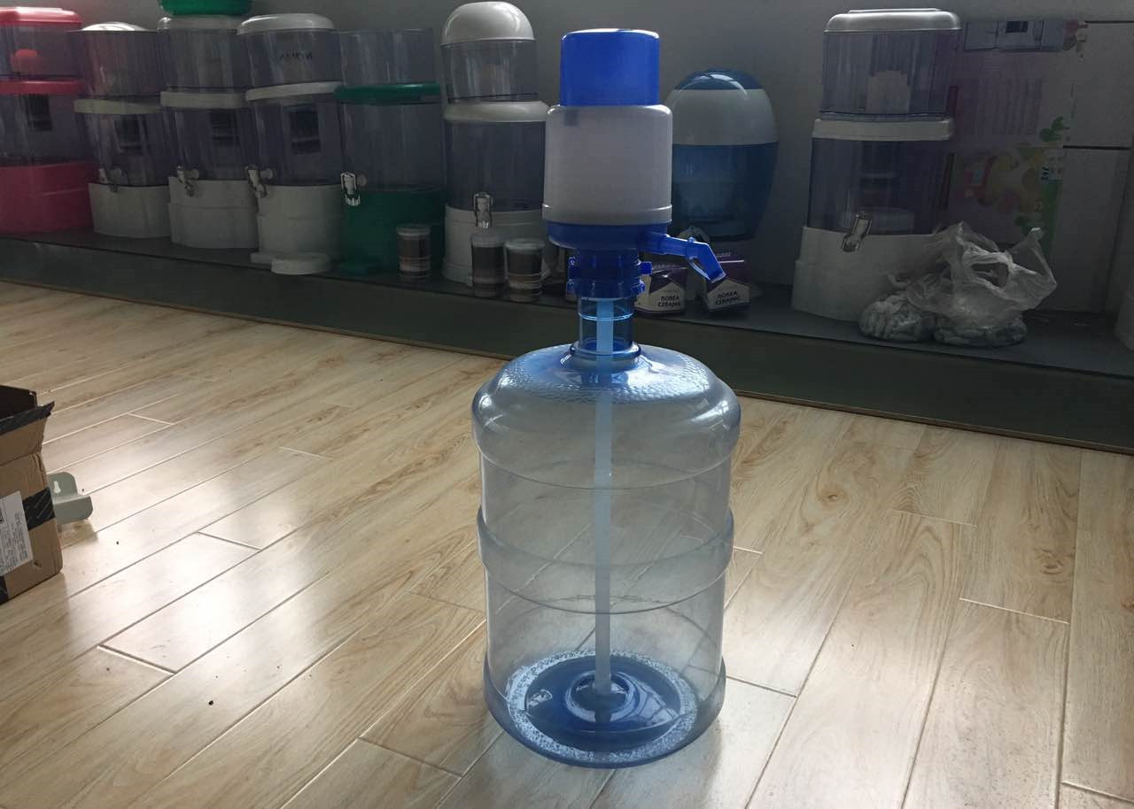 China Plastic Manual Drinking Water Hand Pump 5 Gallon Water Dispenser Pump No Toxic factory