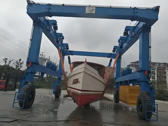 Quality High Strength 20 Tone Yacht Lifting Crane For Heavy Duty Industrial Lifting for sale