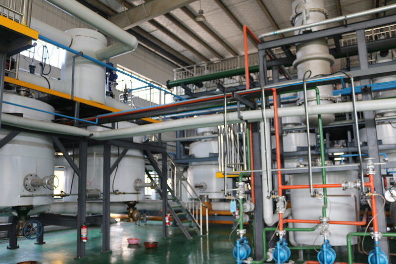 China Energy Saving Waste Plastic To Oil Plant Plastic To Petrol Machine 280KWH / Ton factory