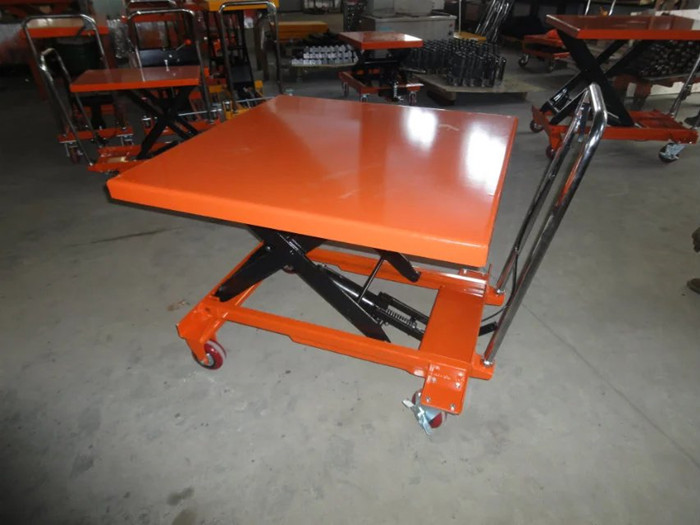 China Heavy Duty Caster Mini Scissor Lift Table For Logistic PT500B With CE for sale
