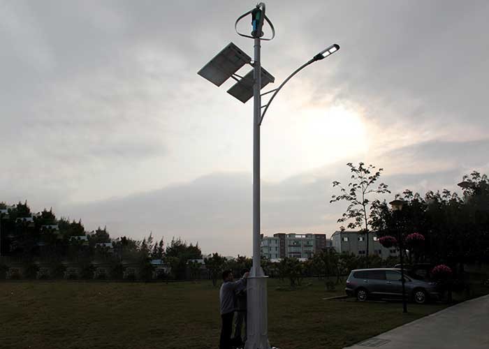 China Outdoor Waterproof Wind And Solar Hybrid Street Light System 24V Anti - Corrosion factory