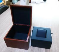 China Wood Watch Case with Walnut Finish, Black Leather Cushion for Single Timepiece factory