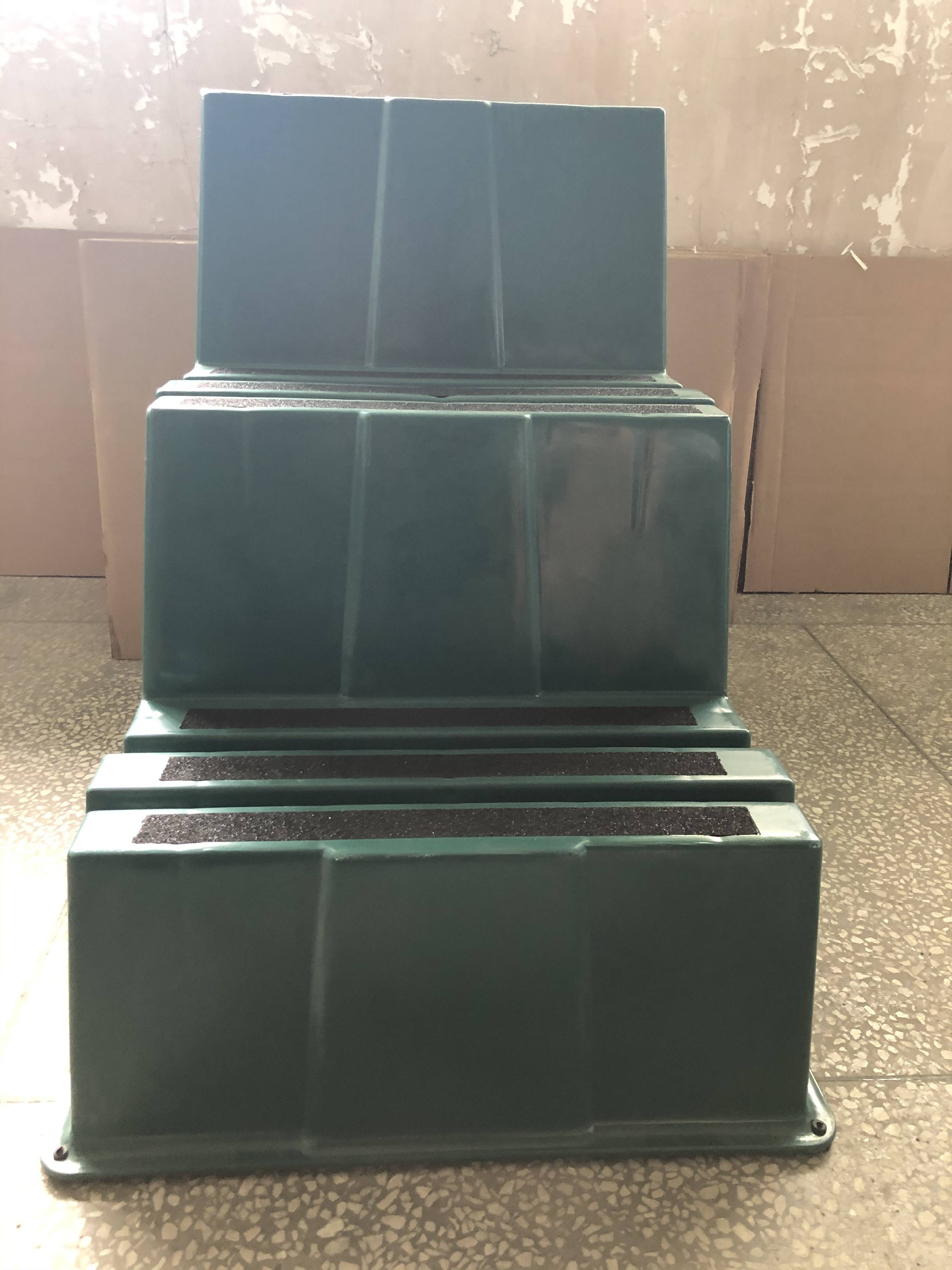 China Green Heavy Duty Padded Step Stool Abrasive Tapes HDPE Safety Step Ladder factory