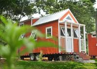 China Modern Color Small Modern Prefab Homes Prefabricated Tiny House With Trailer factory