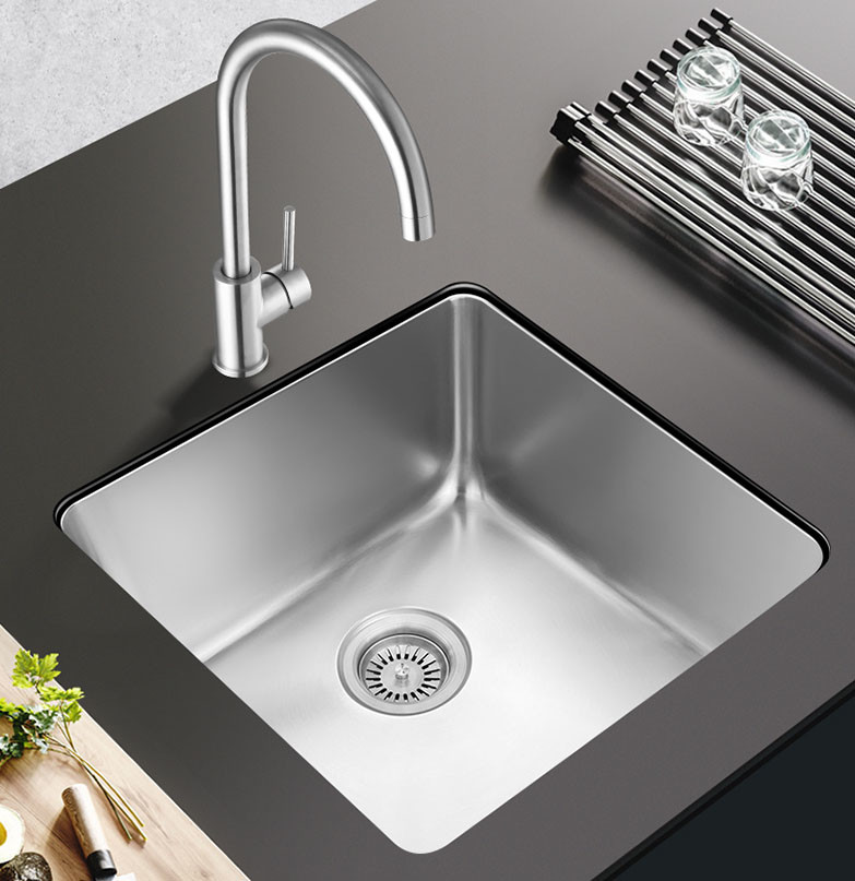 China Square Undercounter Kitchen Sink , Brushed Silver 18 Gauge Single Bowl Kitchen Sink factory