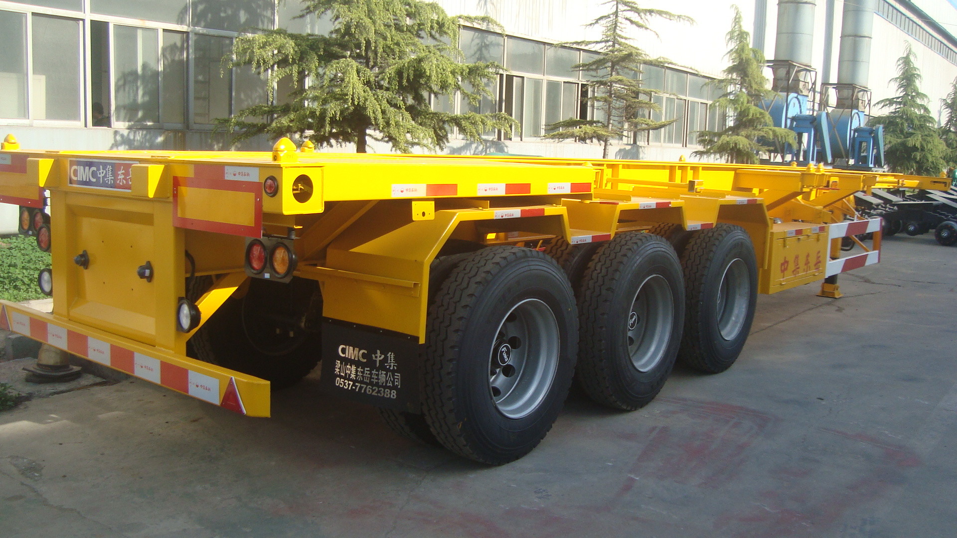 China Goose Neck 3 Axle Low Bed Trailer Equipment , Low Bed Semi Trailer Yellow Color factory