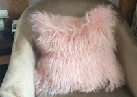 China Long Tibetan Sheepskin Wool Real Pink Mongolian Lamb Fur Cushion Cover factory