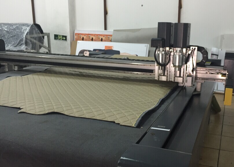 China Car Foot Pad Door Mat Mat Cutting Machine / Equipment Automatic Conveyor factory