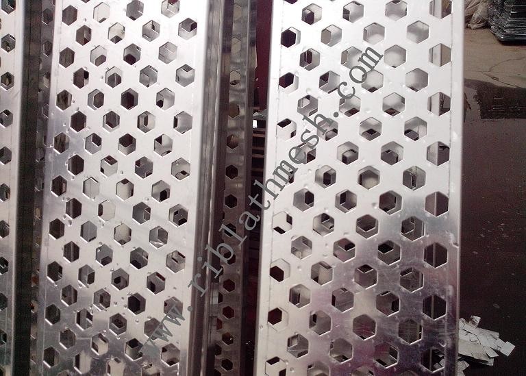 China Hexagonal Perforated Metal Mesh 0.3-10mm Thickness Perforated Aluminium Sheet factory