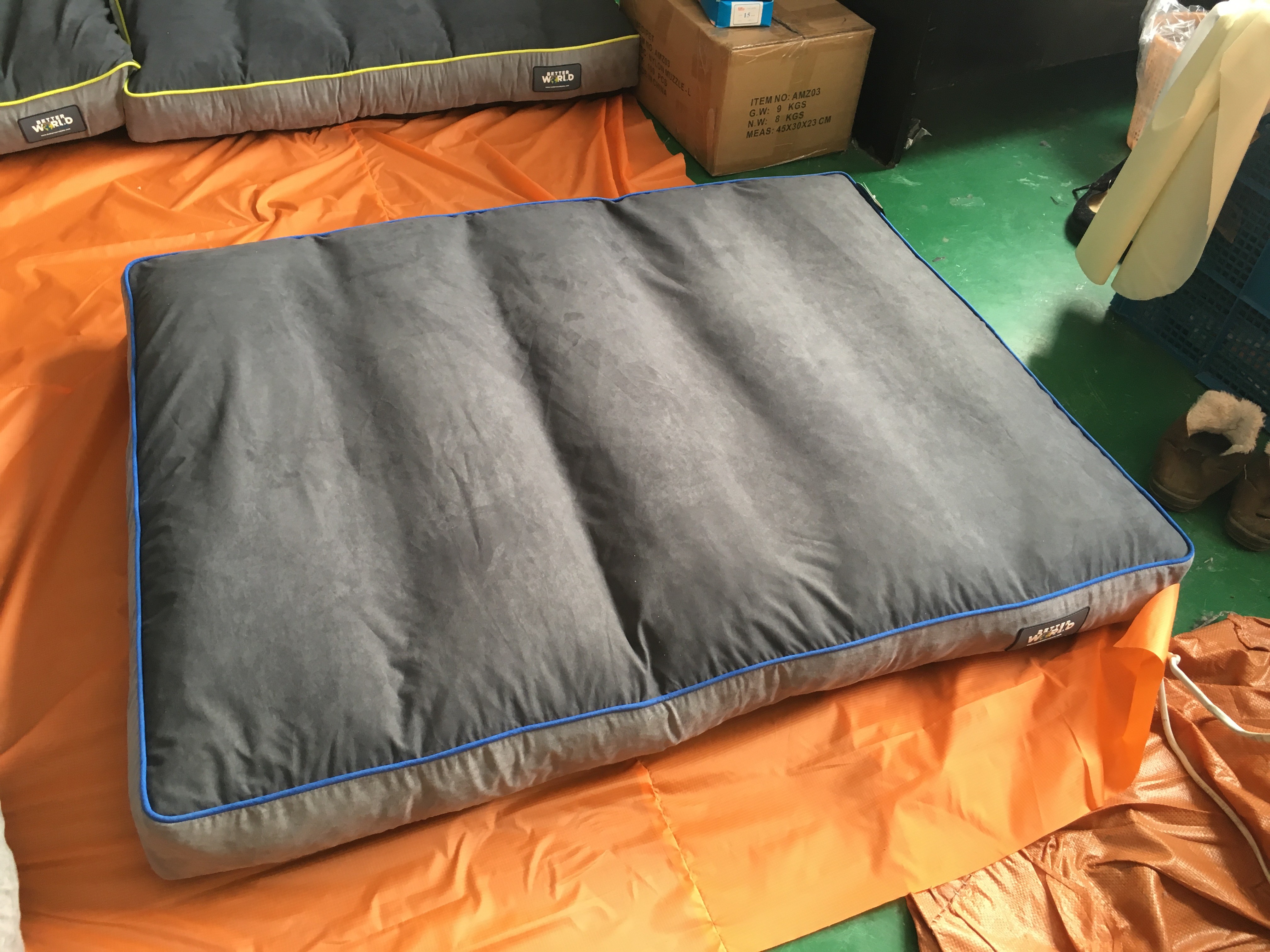 China Shredded Memory Foam Dog Crate Pad Waterproof Suede Fabric Washable Grey Color factory