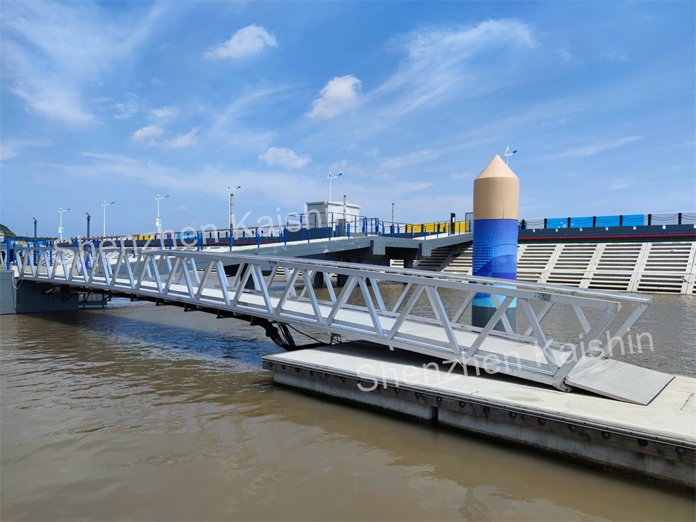 China Marine Aluminum Floating Dock Gangway WPC Decking 500mm Freeboard factory