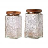 China Retro Embossed 500ml 1L Square Airtight Storage Jar Sealed Glass Container With Acacia Wooden Lid factory