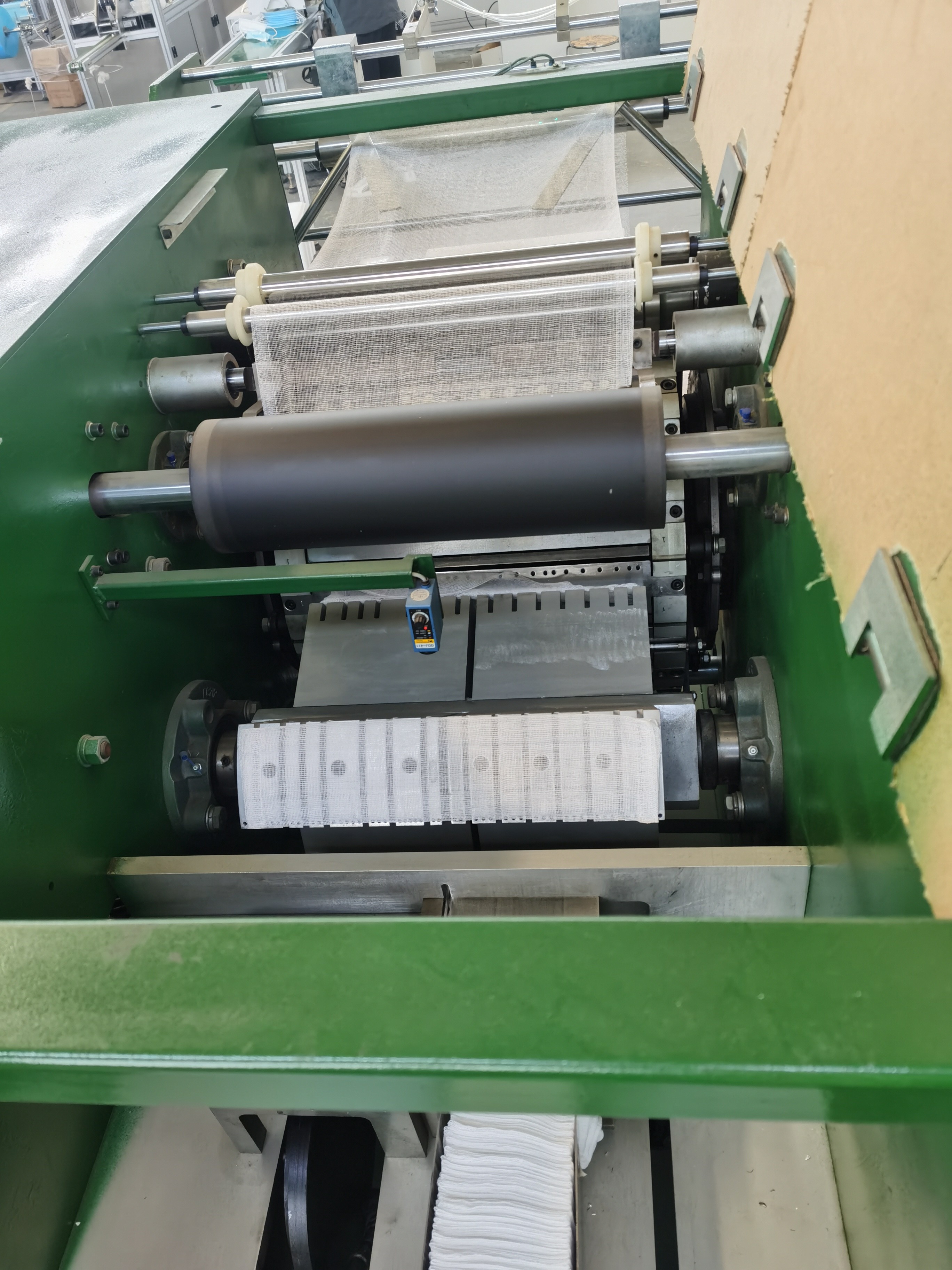 China 5x5cm Gauze Folding Machine , 160pcs/Min Medical Gauze Machine for sale
