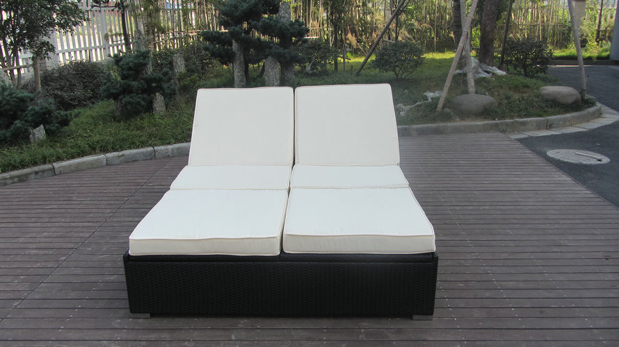 China Hand-Woven Rattan Sun Lounger , Outdoor Garden Lounge Chair factory