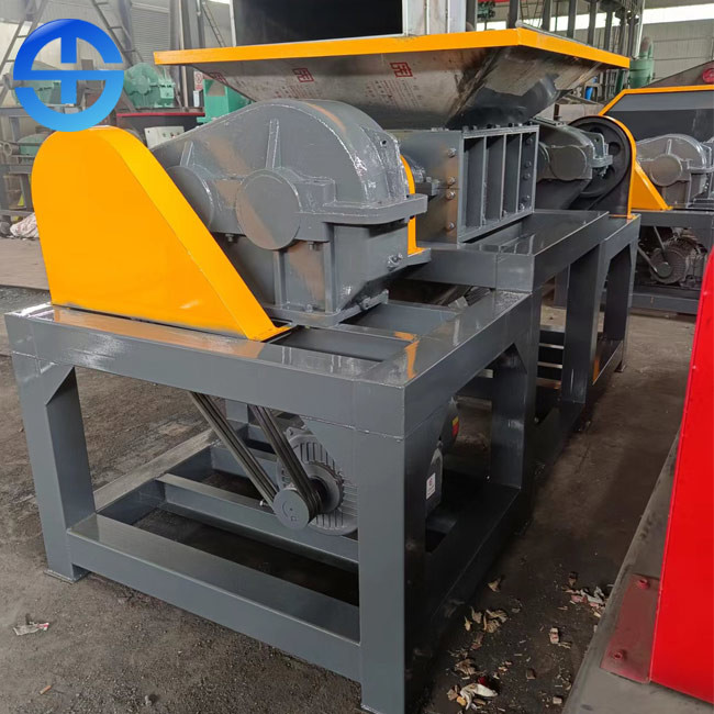 China Alloy Blades Dual Shaft Shredder 1500kg/H Two 22kw Motors factory