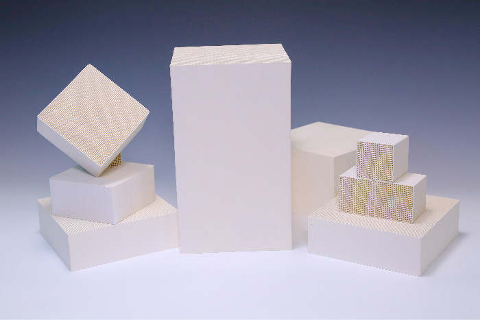 China Al2O3 Honeycomb Monolithic Catalyst Support White For Industrial VOC factory