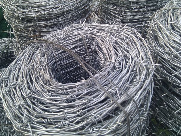 anti rust 4 points electro galvanized double twisted barbed wire