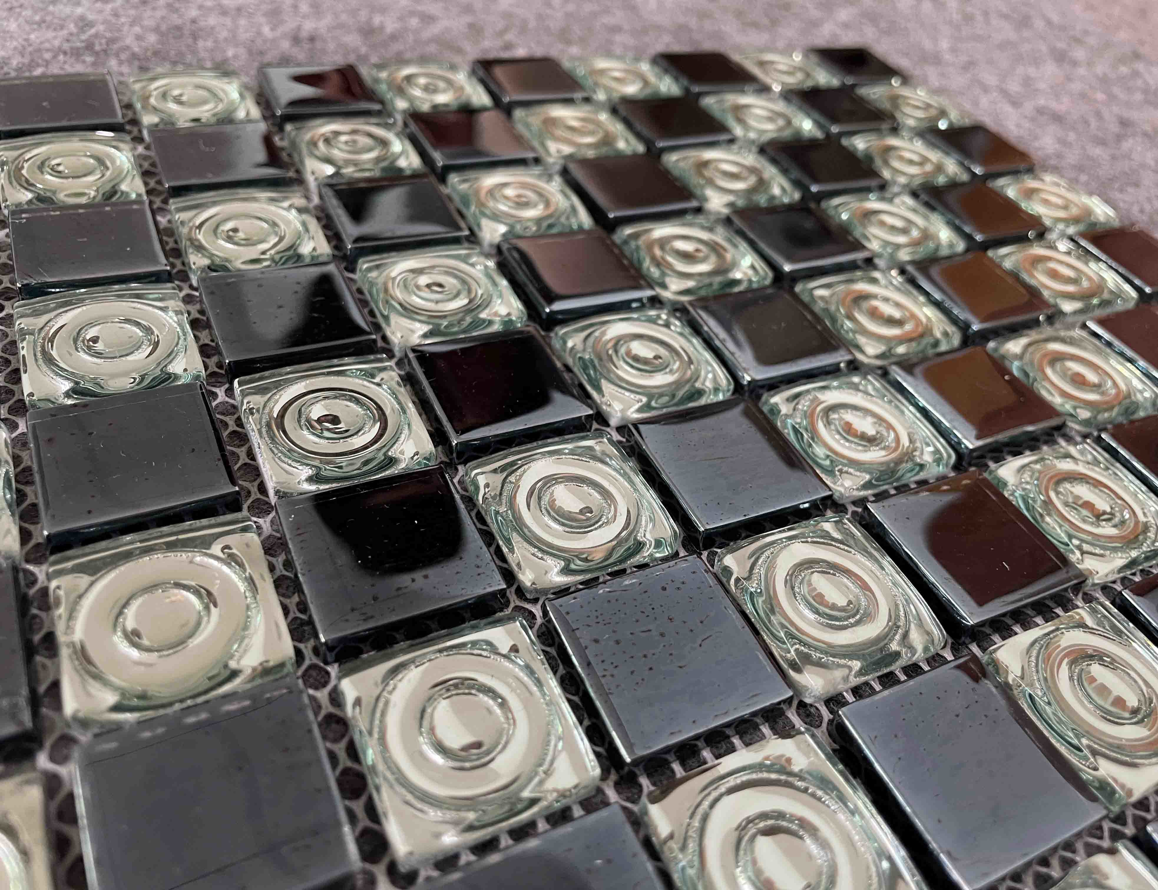 China Iridescent Polished Black White Floor Tile , 1.36kgs Electroplating Recycled Glass Mosaic Tiles factory