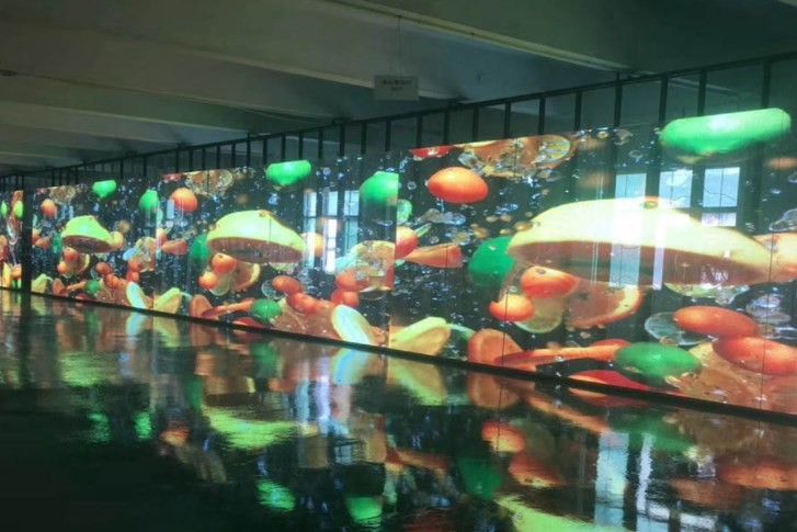 China 3500cd/ M² Transparent Glass LED Screens Display FCC IP43 12m For Jewelry Store factory