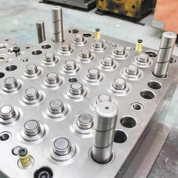 China Hot Runner 16 Cavity Plastic Injection Mould Screw Cap Mould For Water Bottle Cap factory