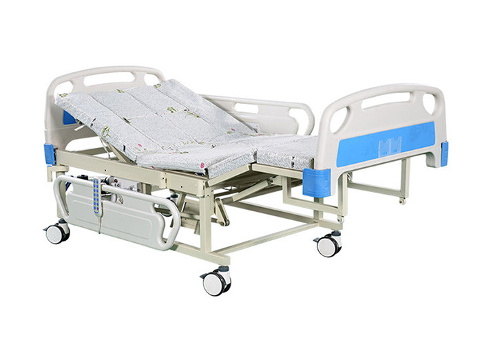 China Patient Side Turning Electric Hospital Bed With Hand Controller For Movements factory