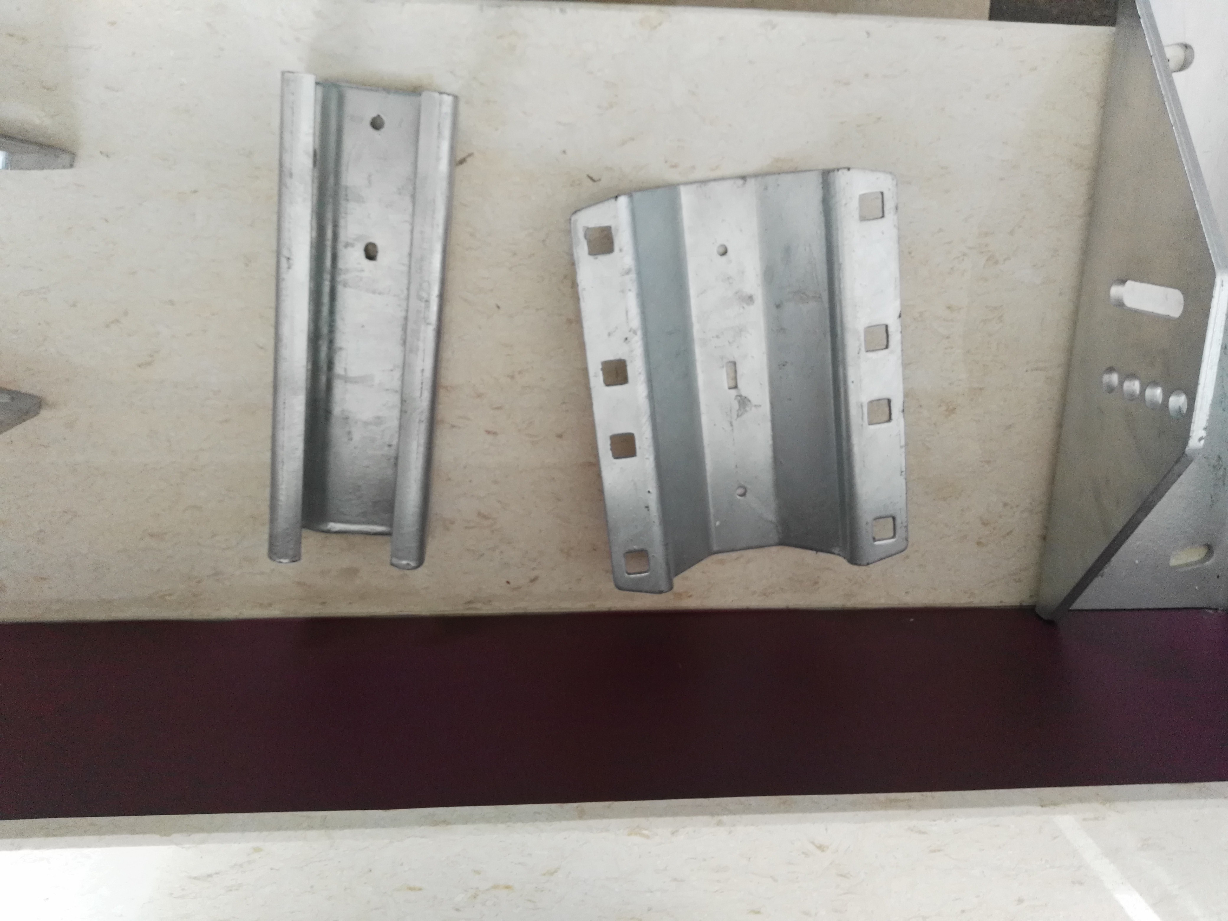 China Sheet Metal Fabrication Stamping Metal Parts Angle Bracket For Auto Industry factory