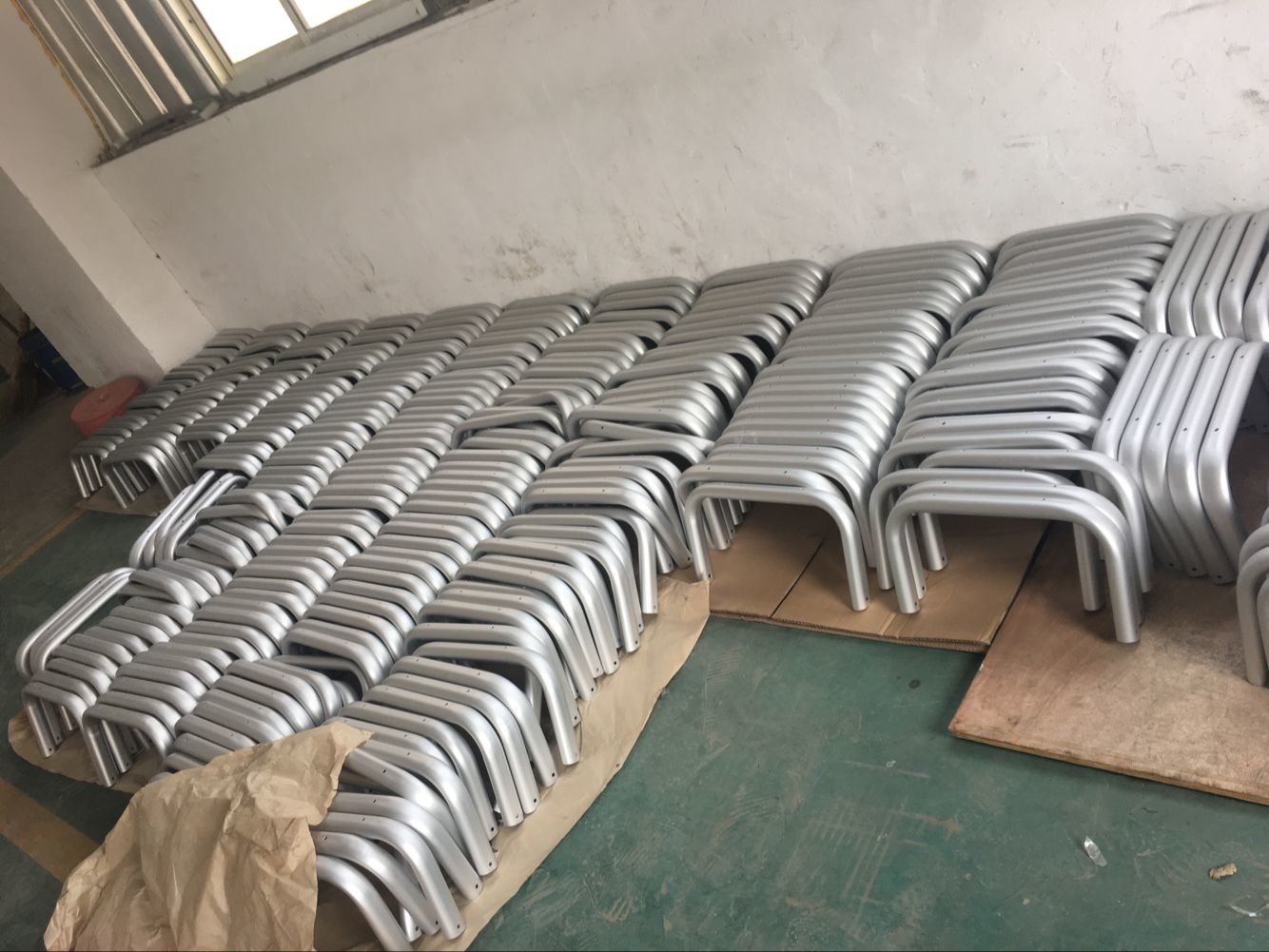 China Machining Silver Anodized AA20um Aluminium Round Tube with Holes factory