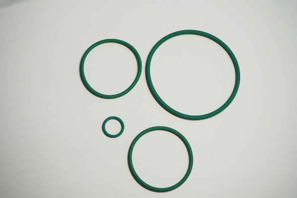 Quality Automobile FKM O Rings 70 - 90 Hardness Small Rubber O Rings Oil Resistant for sale