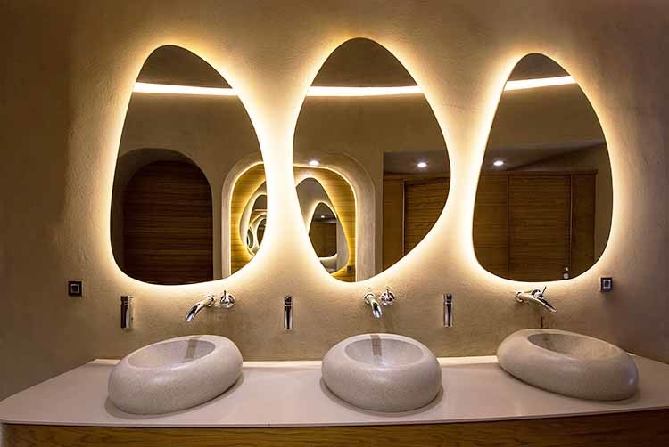 China Contemporary Wall Backlit Oval LED Illuminated Bathroom Mirror For Vanities With Sensor factory