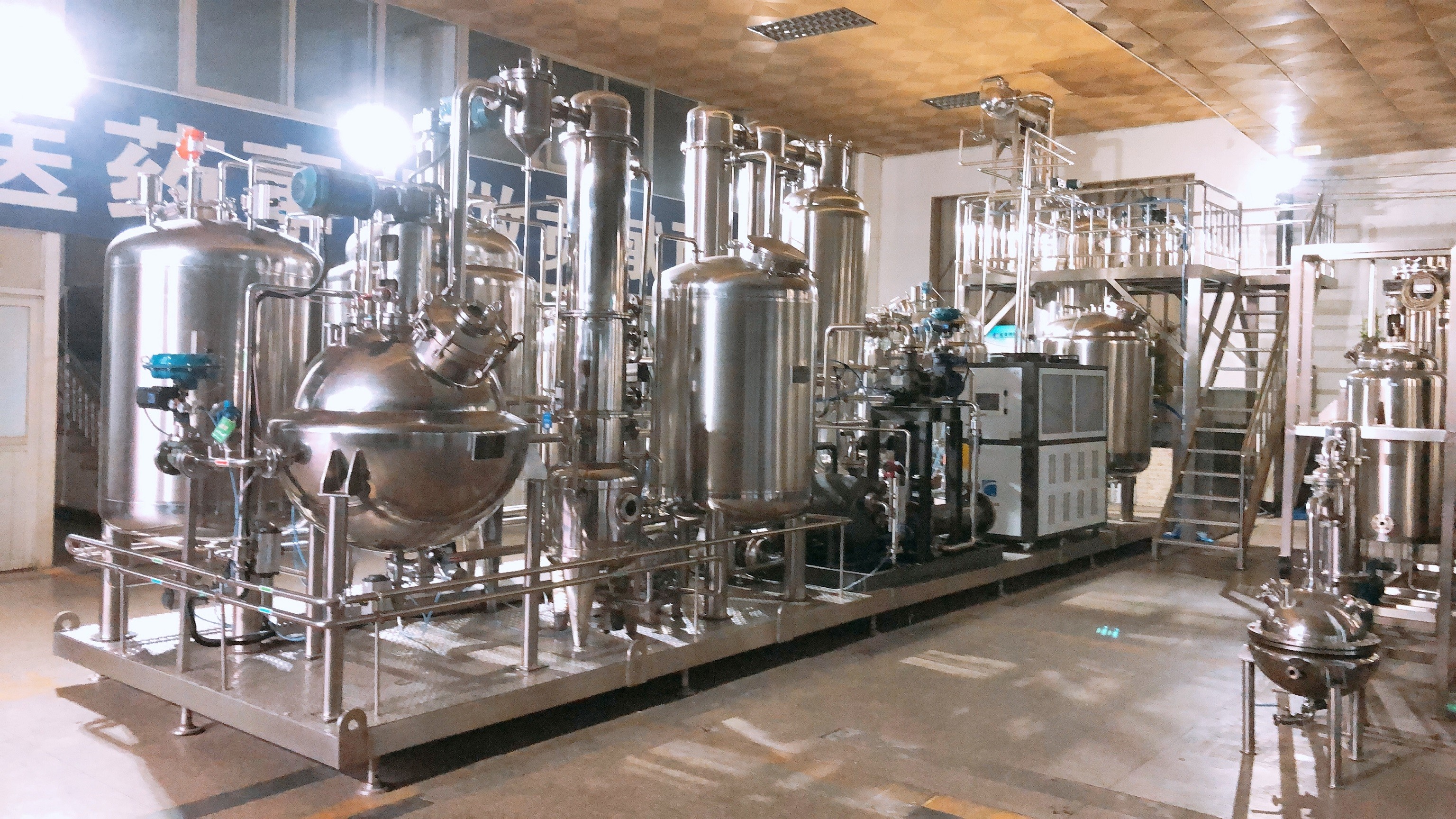 Quality Silver Herb Extraction Equipment Stainless Steel Supercritical Fluid Extraction for sale