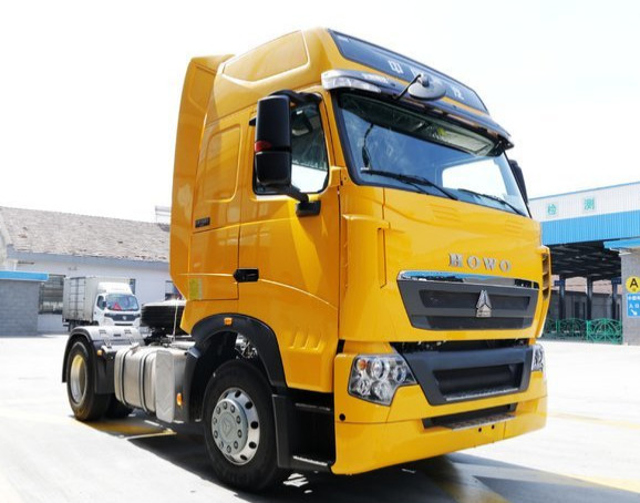 Quality Yellow Color Sinotruk 4x2 Howo Tractor Truck 290hp Euro II Emission Standard for sale