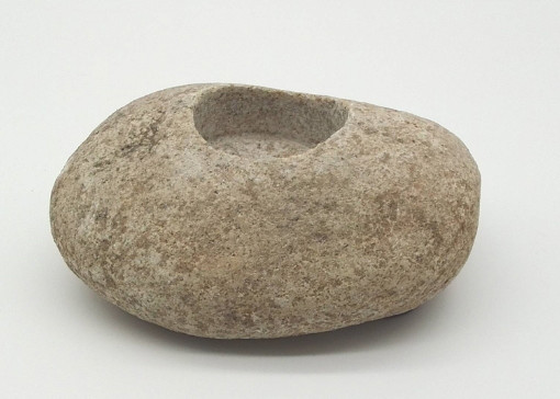 China Natural River Stone Candle Holders , Stone Tea Light Holder Backside With Pads factory