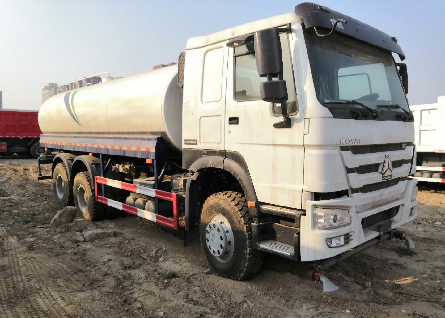 China 11 Wheels 371HP Water Tank Truck Construction Use For Civil Construction factory