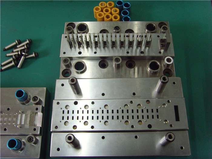 China Tooling Mould Sheet Metal Hole Punch Die Precision Rectangle Tungsten Carbide factory