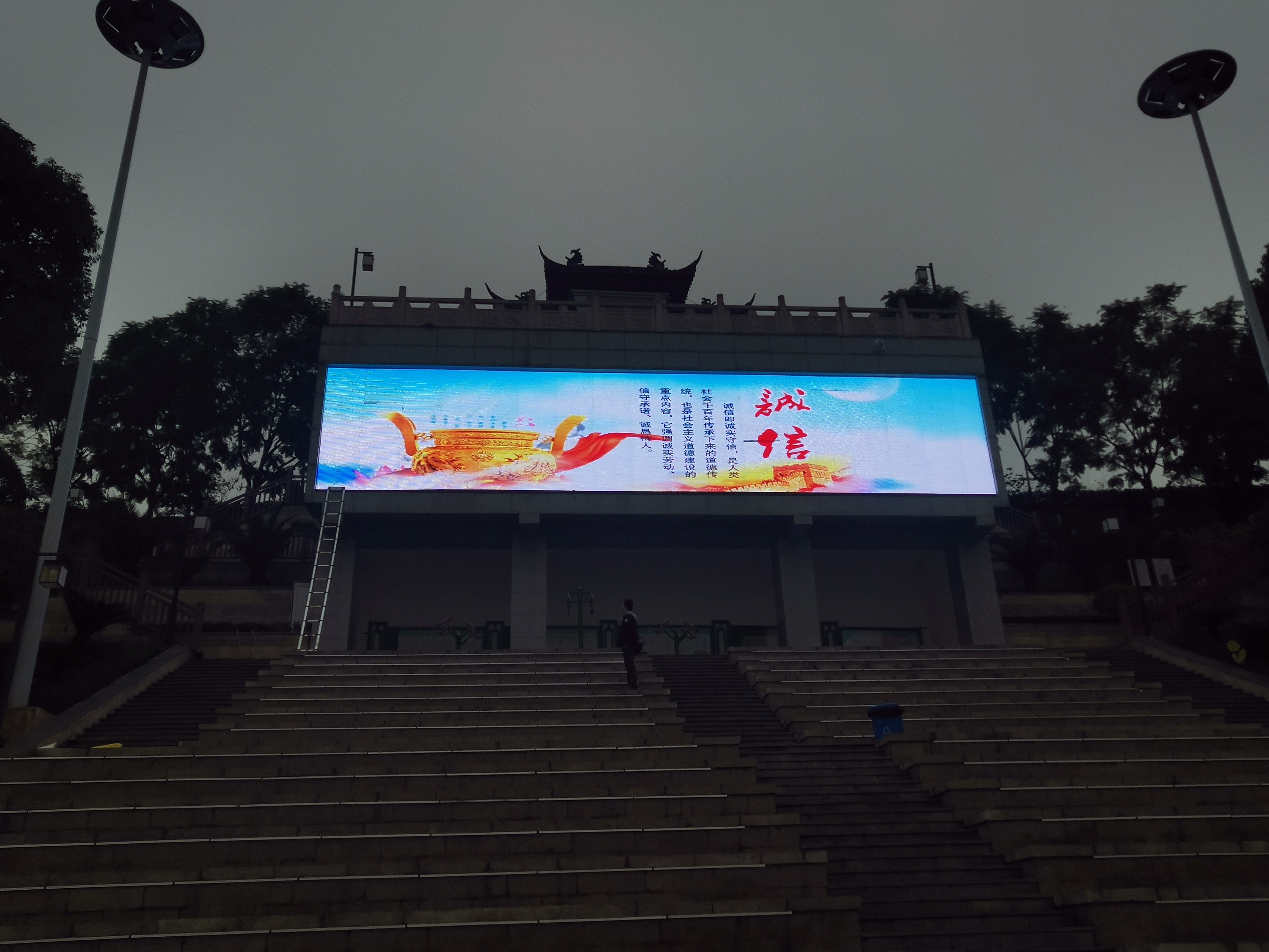 China Factory Directly Sell P31.25 Led Video Panel Display Board LED Mesh Screen For Outdoor for sale